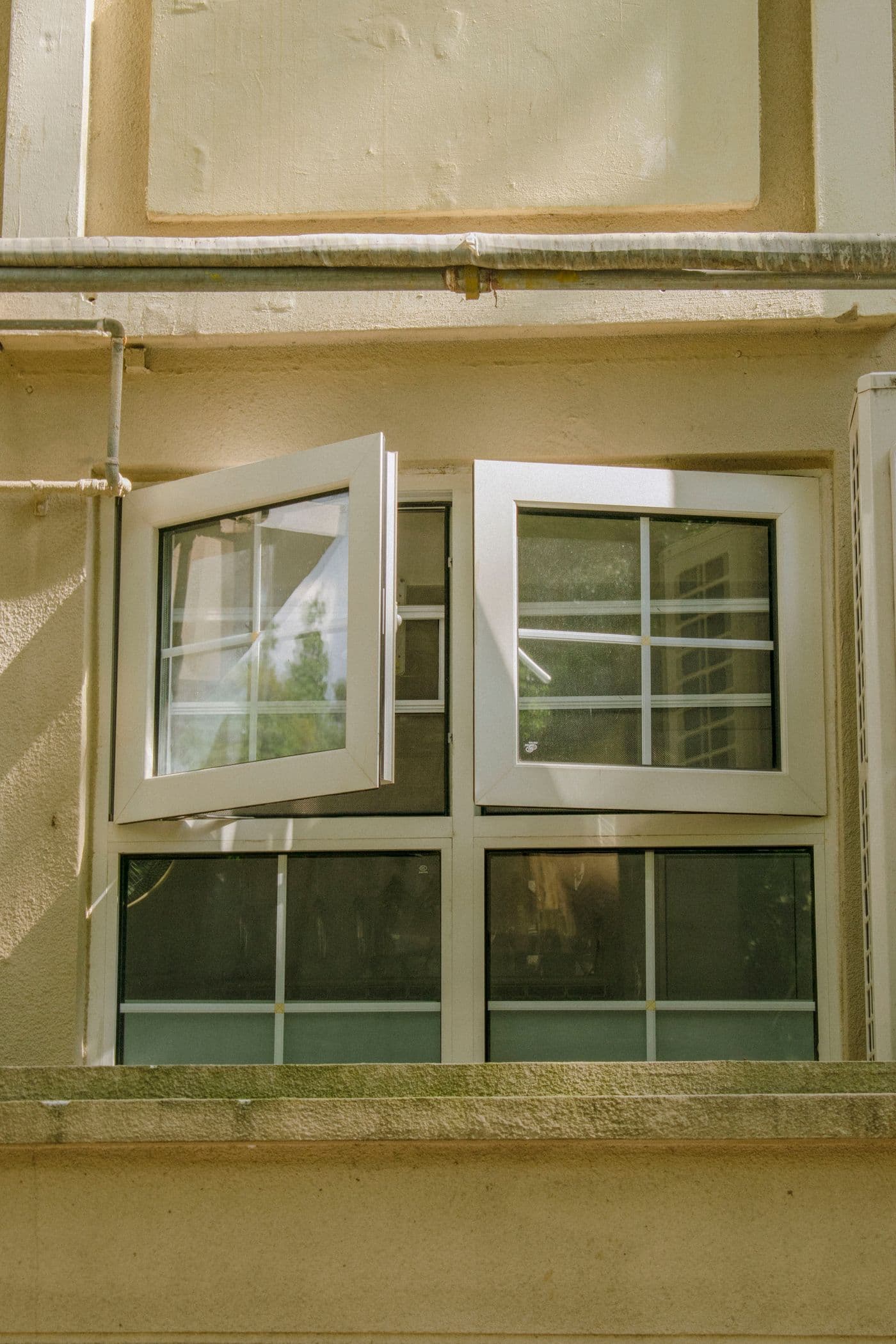 Gekipptes Dreh-Kipp-Fenster an einer Hausfassade