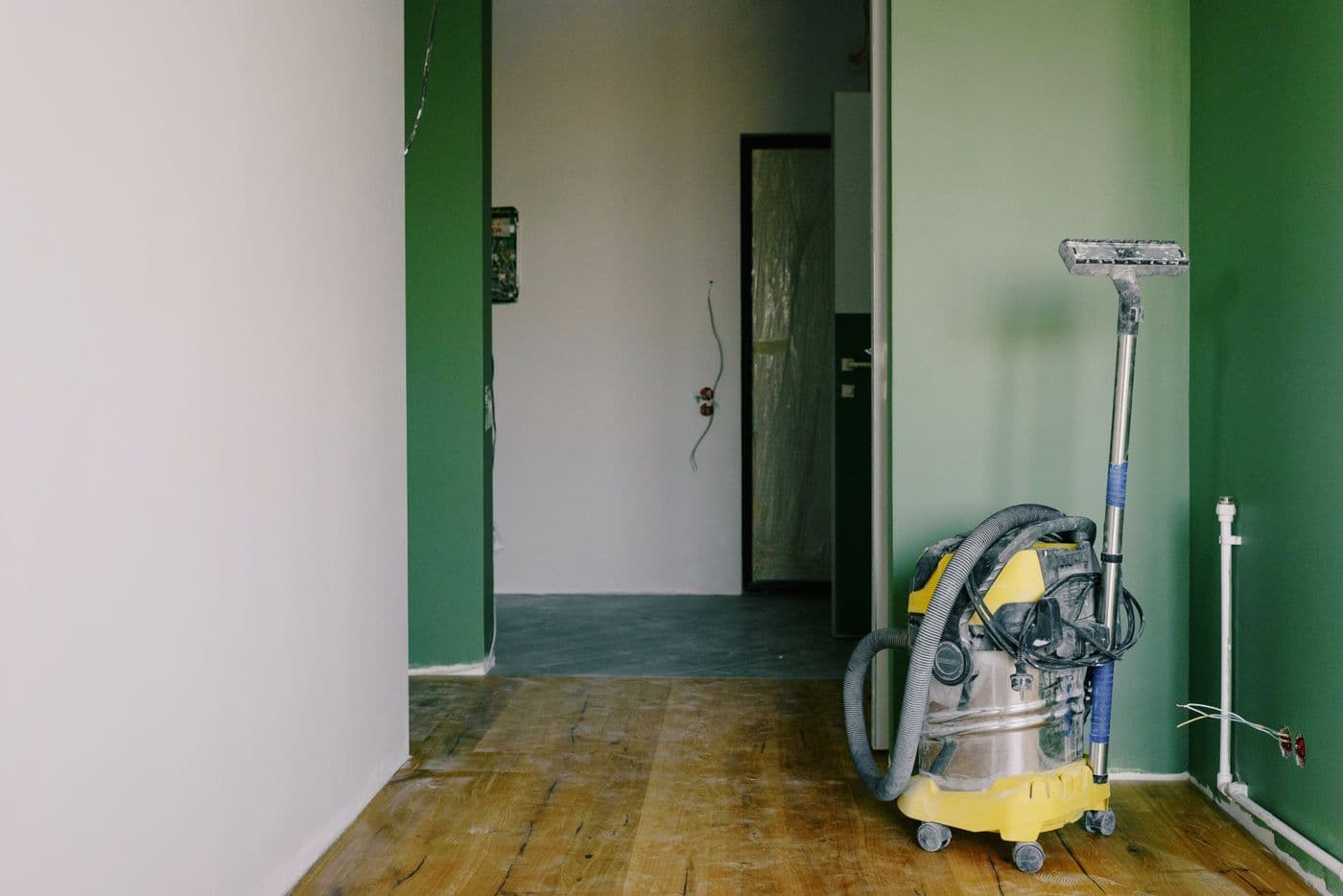 Industriesauger in einem frisch renovierten, noch unmöblierten Raum